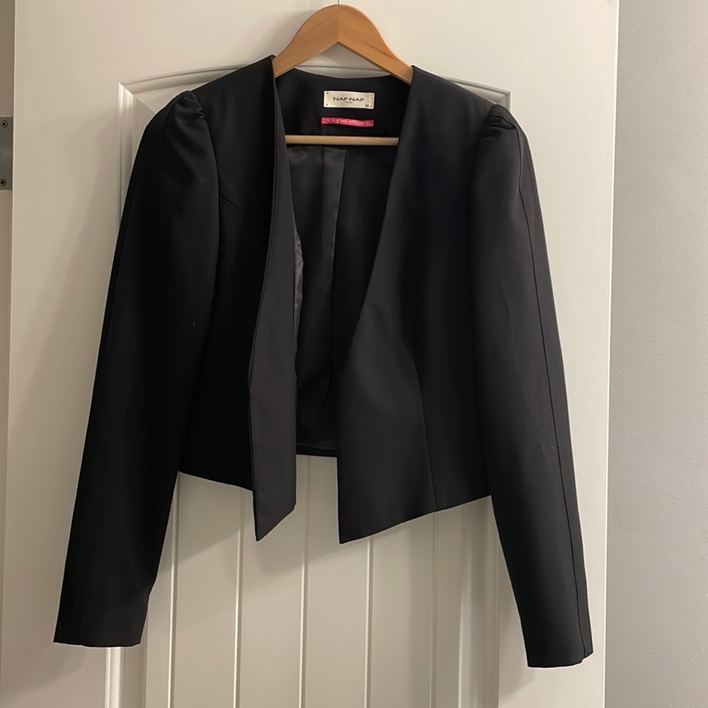 Women’s black cropped blazer